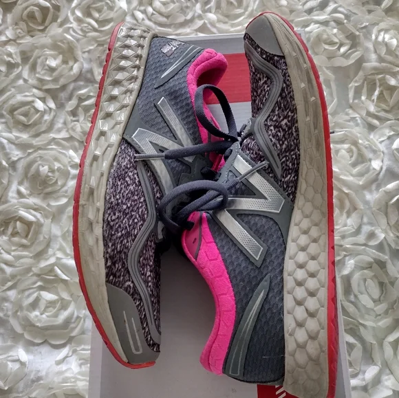 New balance tennis shoes - Picture 3 of 7